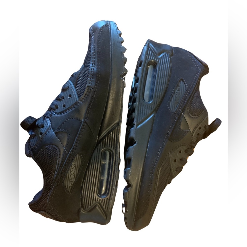 Nike Air Max 90 sneakers in triple black. U.S. size 8. Original box included.